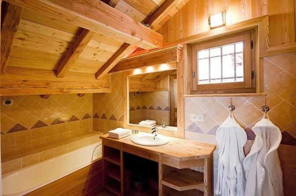 Baignoire ou cabine de douche dans une maison en bois