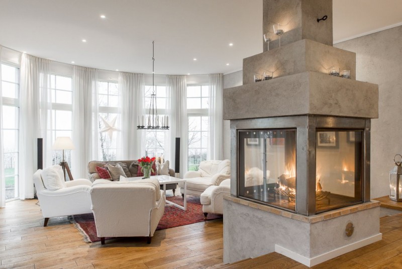 Salon avec cheminée et TV dans l'appartement