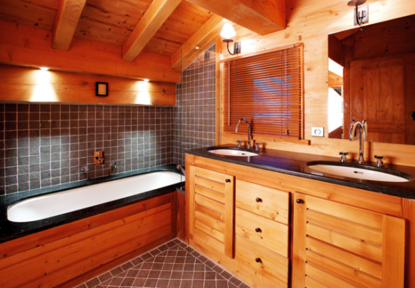 Baignoire ou cabine de douche dans une maison en bois