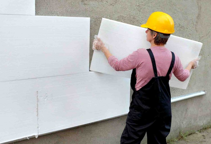 Comment isoler un mur dans une maison à panneaux isolation interne et externe