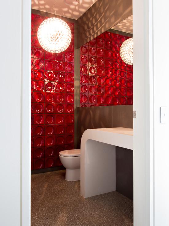 salle de bain rouge