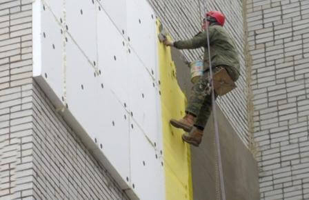 Fixation de la laine minérale au mur