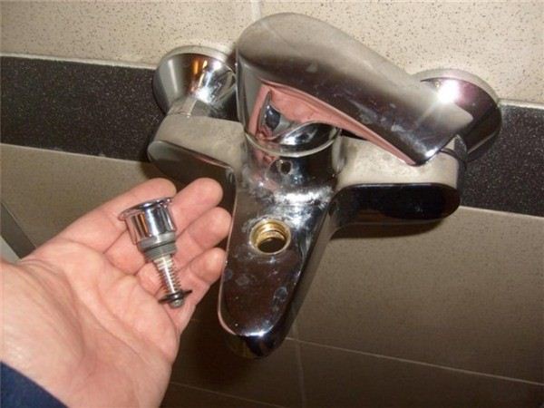 Comment démonter une pomme de douche Grohe