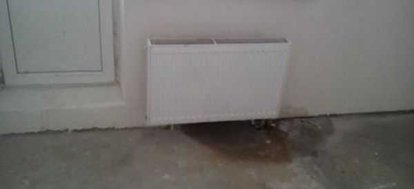 Radiateur de liquide de refroidissement qui fuit