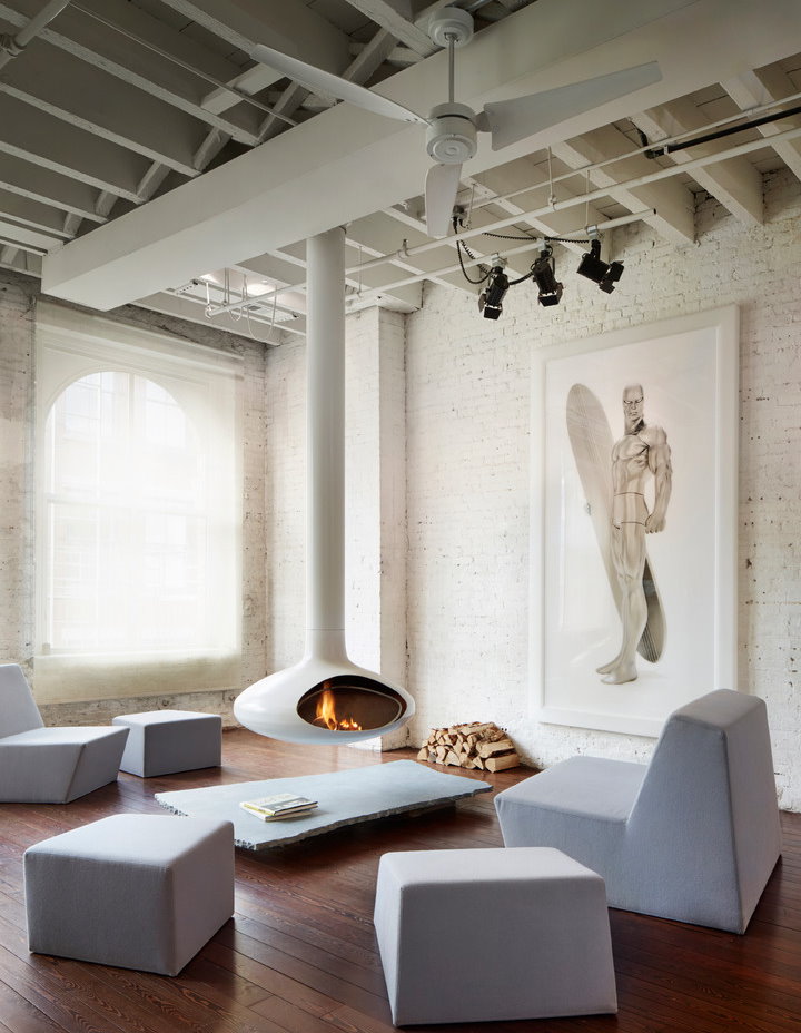 Salon avec cheminée et TV dans l'appartement