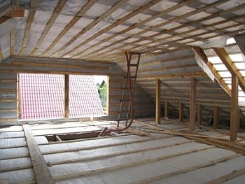 La conception du toit d'une maison en bois caractéristiques de la charpente et de l'installation