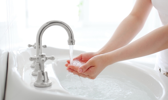 L'eau chaude coule d'un robinet d'eau froide Causes de ce qui se passe