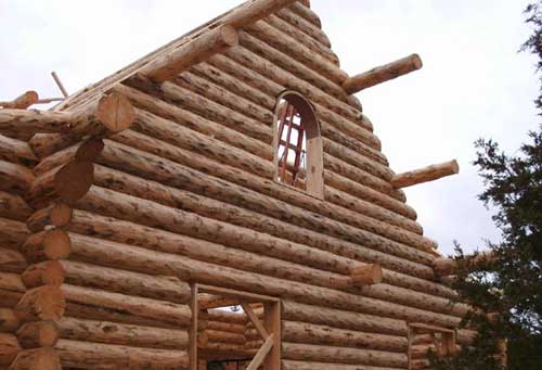 La conception du toit d'une maison en bois caractéristiques de la charpente et de l'installation