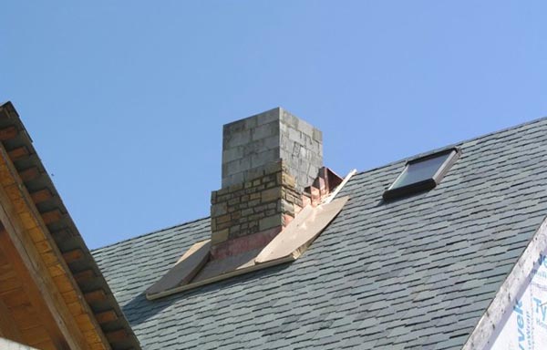 Cheminée traversant un plafond en bois