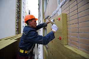 Isolation chaude ou froide pour les murs de la maison à l'extérieur