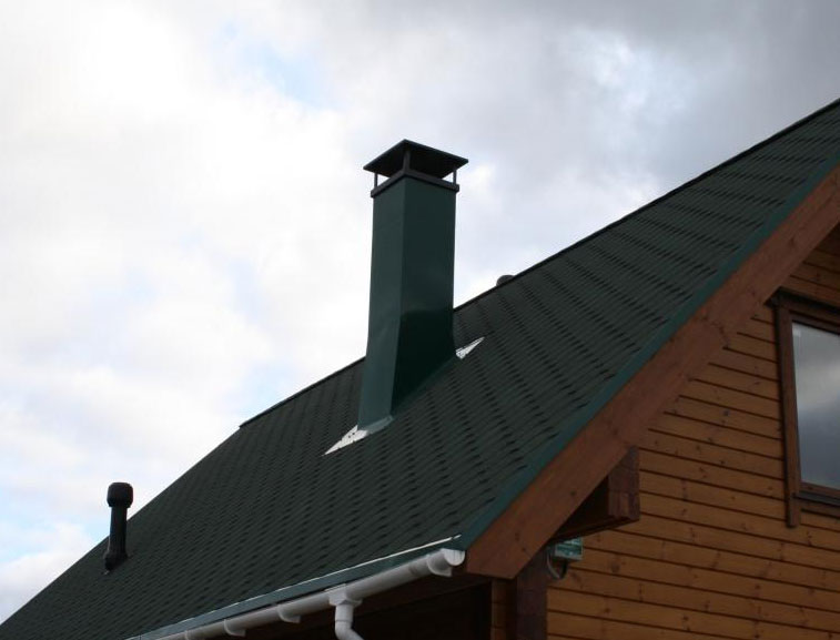 Cheminée traversant un plafond en bois