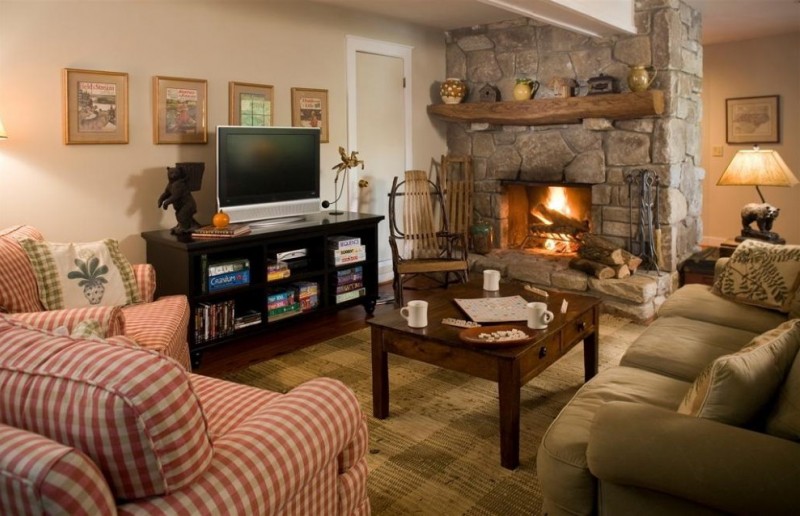 Salon avec cheminée et TV dans l'appartement