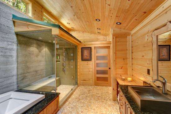 Baignoire ou cabine de douche dans une maison en bois