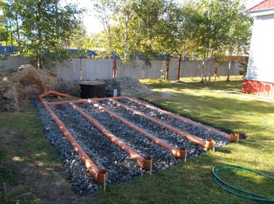 Fosse septique à faire soi-même à partir de l'élaboration de la conception de barils, installation d'une fosse septique et installation d'un champ de filtration