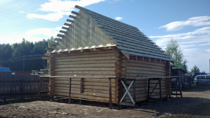 La conception du toit d'une maison en bois caractéristiques de la charpente et de l'installation