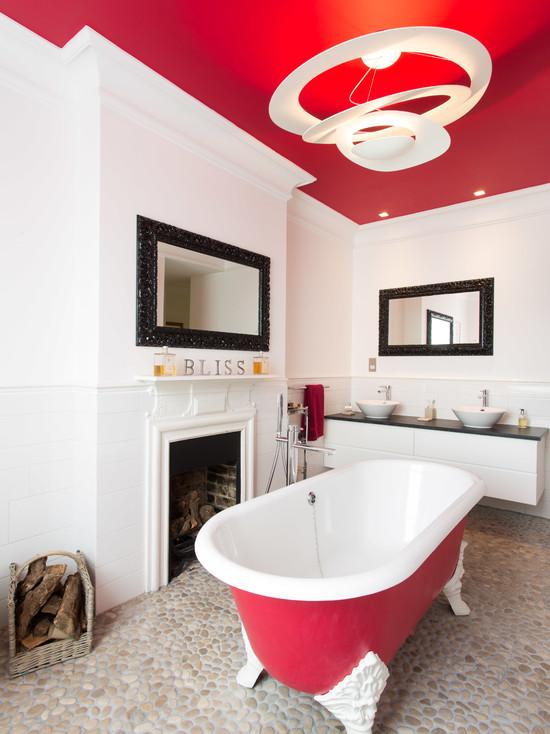 salle de bain rouge