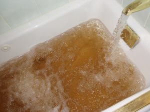 Pourquoi y a-t-il de l'eau jaune dans le puits ?