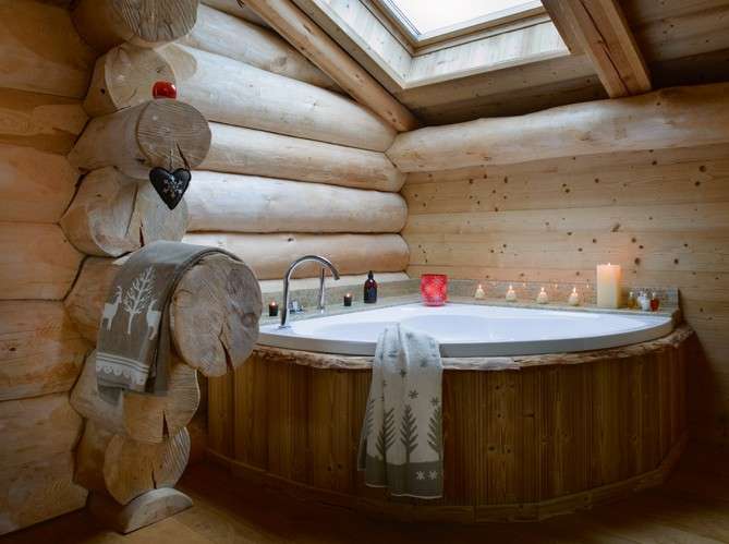 Baignoire ou cabine de douche dans une maison en bois