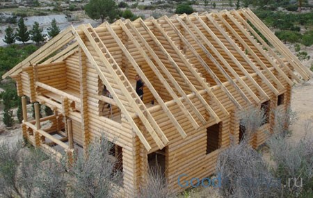 La conception du toit d'une maison en bois caractéristiques de la charpente et de l'installation