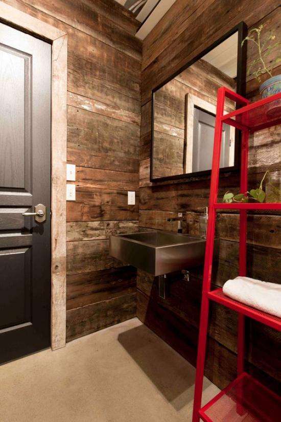 Baignoire ou cabine de douche dans une maison en bois