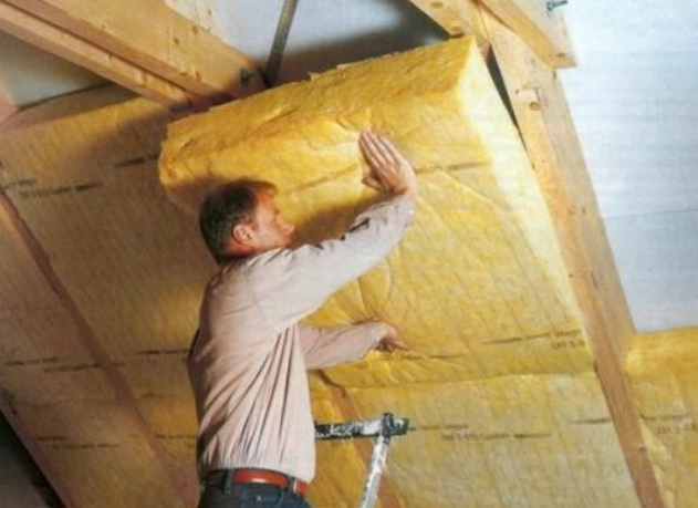 Mieux les murs de la maison sont isolés de l'extérieur avec du plastique mousse ou de la laine minérale