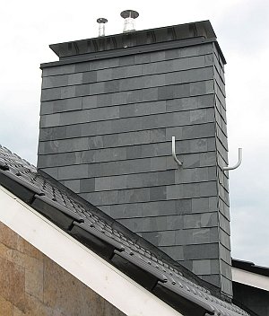 Cheminée traversant un plafond en bois